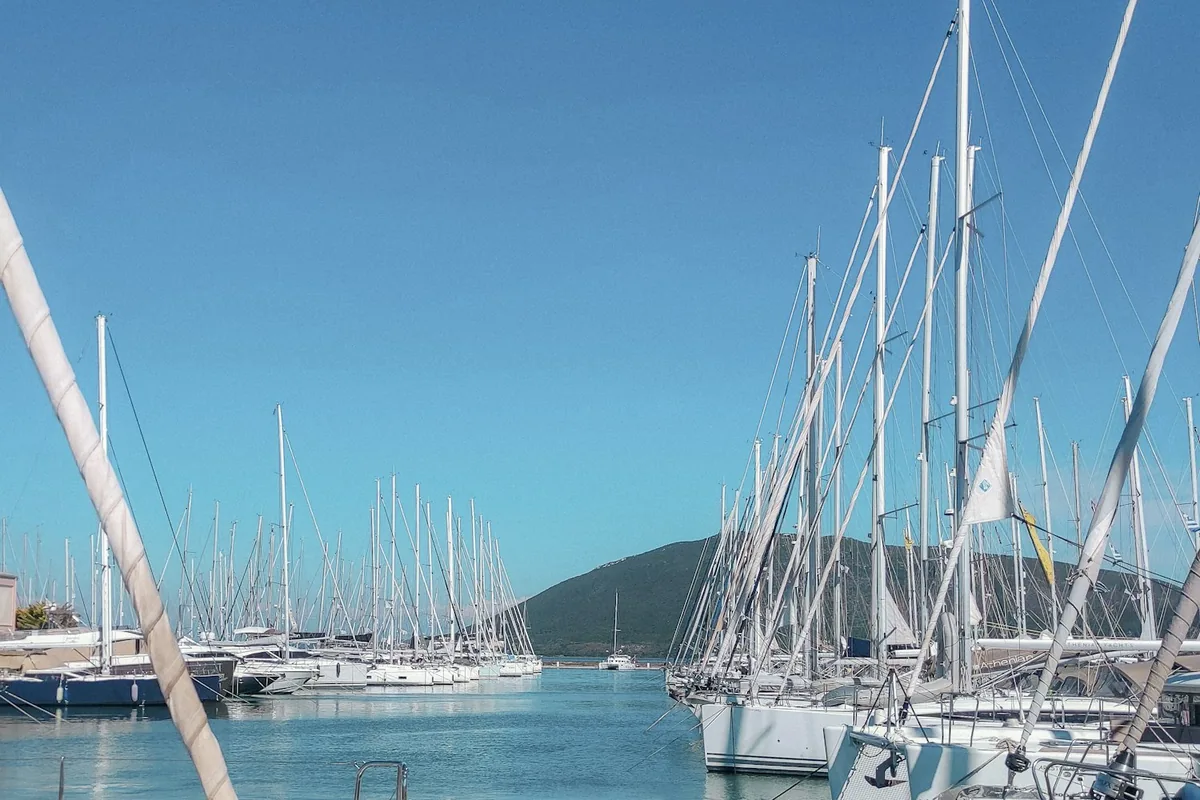 Flota de velers amarrats en una marina mediterrània